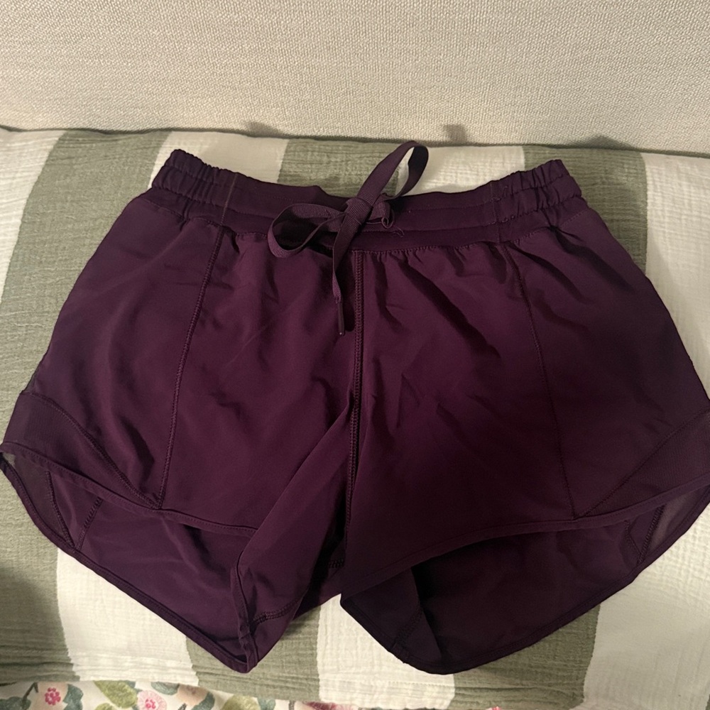 LULULEMON • HOTTY HOT LOW RISE 2.5 SHORTS Size 4